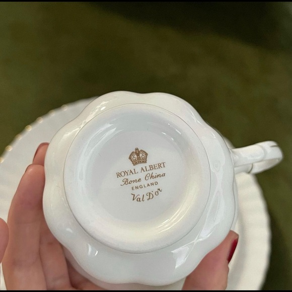 ✨Elegant 1970’s Royal Albert Val D’or Tea Set - Picture 2 of 2